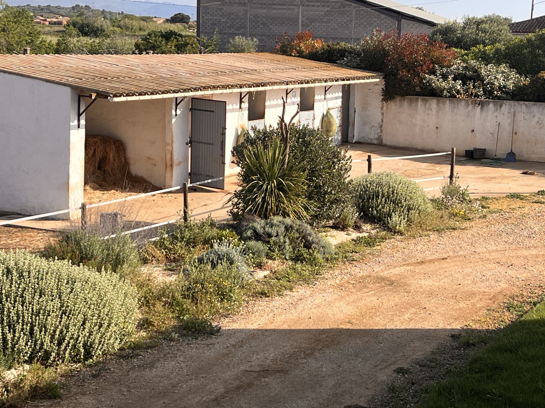 Les boxes et installations de l'Arche du Négadis à Paulhan, Hérault